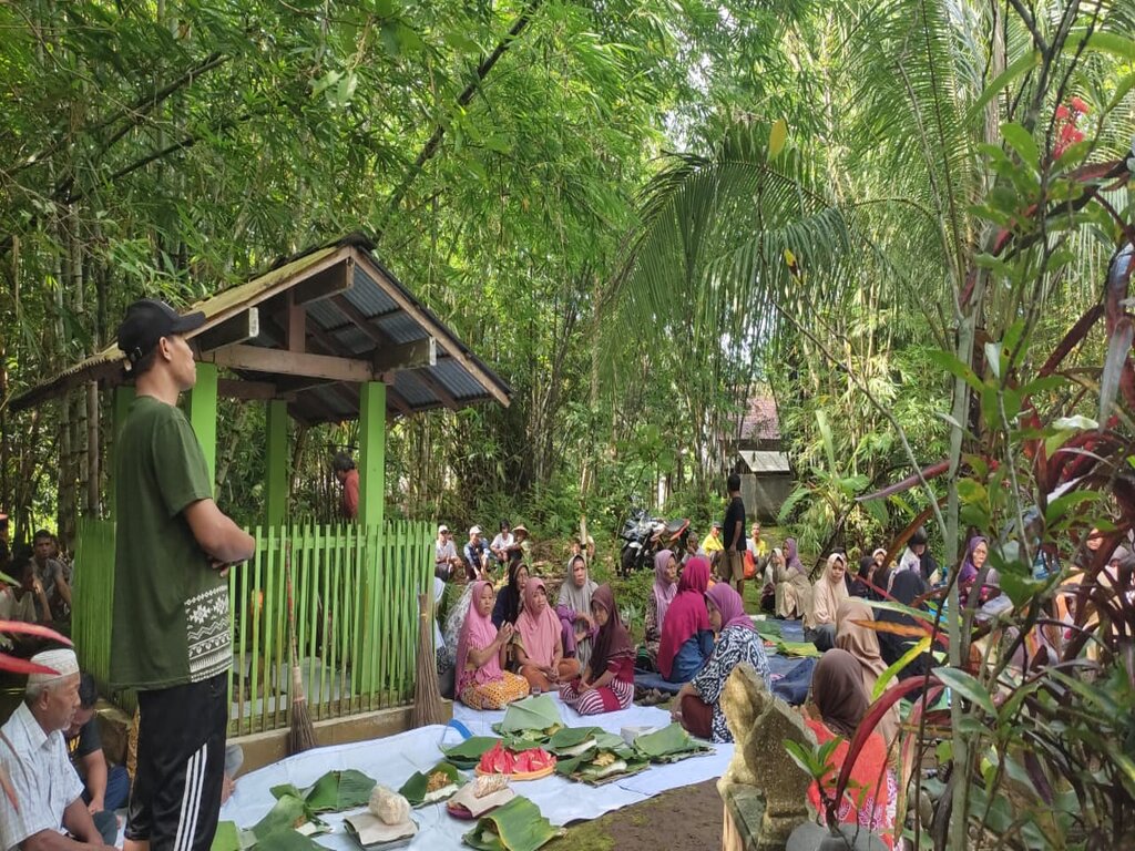 Tradisi Bersih Makam